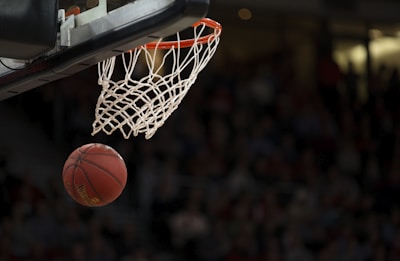 篮球直播画面 - NBA比赛中球员投篮的精彩时刻